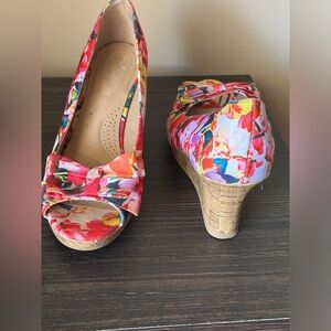 Dexflex Comfort size 9 floral peep toe wedges